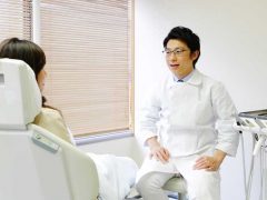 精密根管治療について説明している男性歯科医師